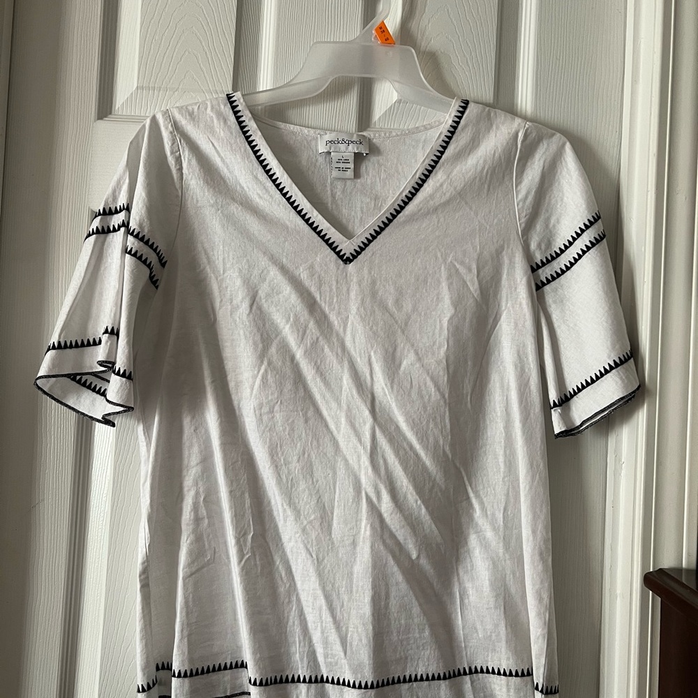 Beautiful white blouse with details lined in black. for a beautiful outfit.